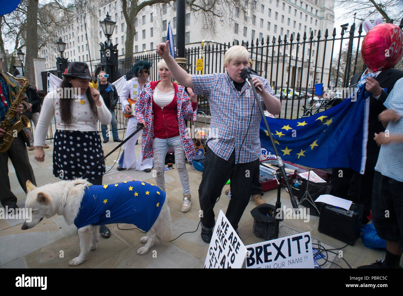 29. März 2017 - Whitehall - London - Faux Bojo (Drew Galdron) durchführen an den Protesten gegen die Unterzeichnung des Artikels 50 Auslösen der BRITISCHEN withdra Stockfoto