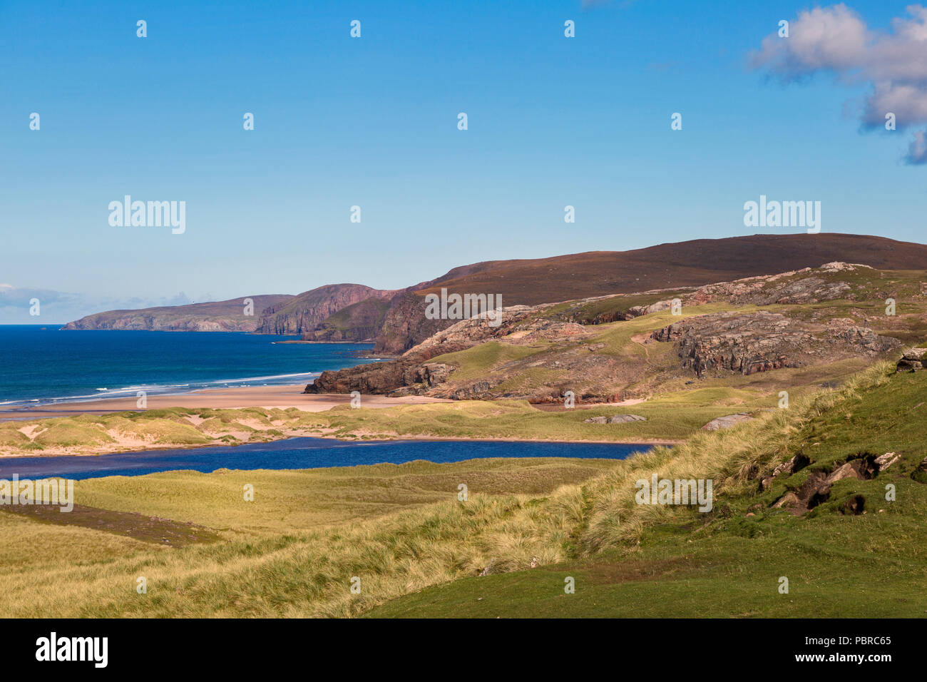 Sandwood Bay, Sutherland, Nordwesten Schottland, kurz bevor sie auf den Strand. Die landzungen in der Ferne strecken, um Cape Wrath. Stockfoto