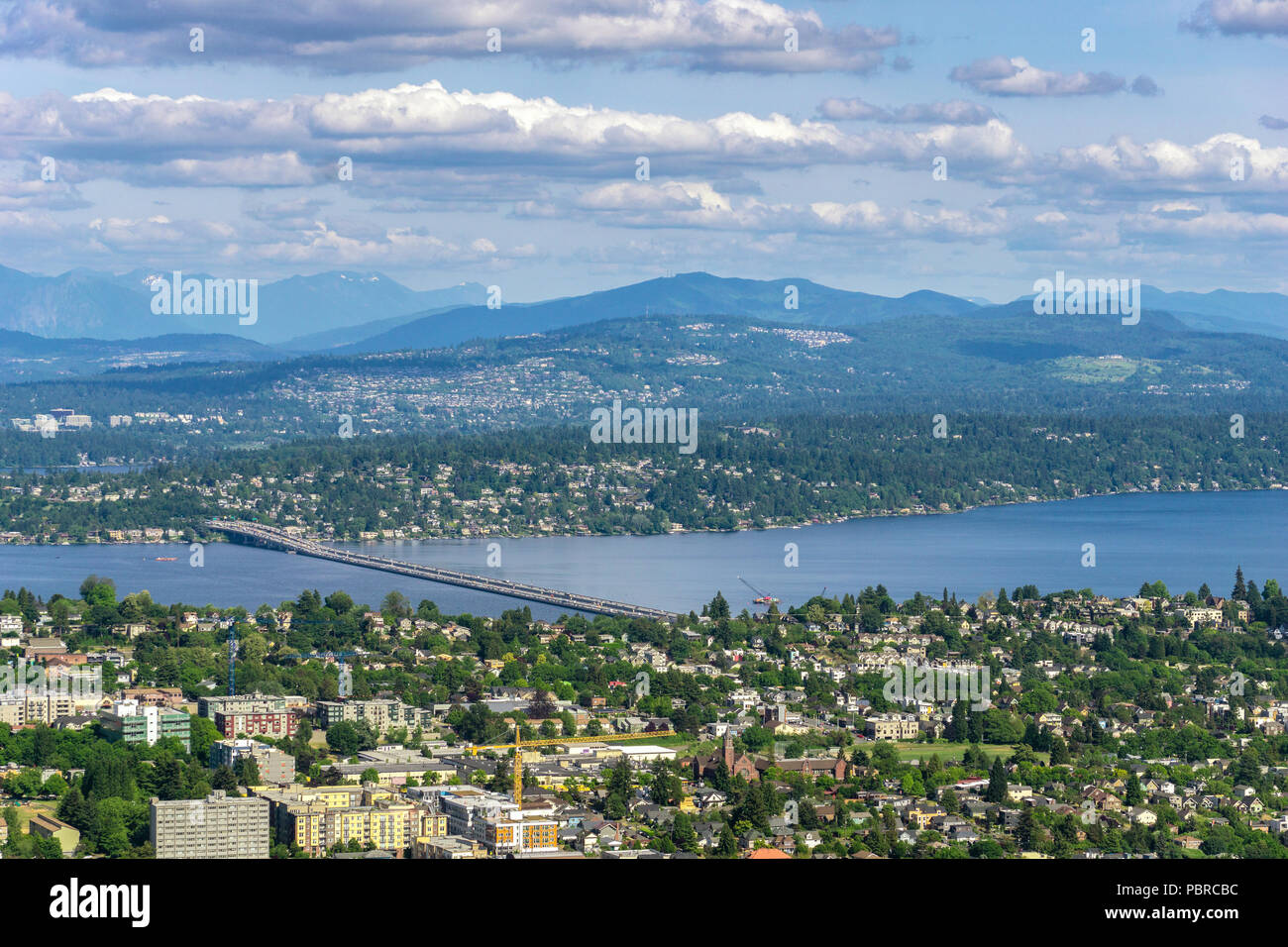 Antenne und Remote View von Seattle (leschi) mit der Lacey V Murrow Brücke über den Lake Washington und auf die Mercer Island und Bellevue, Washington State, U Stockfoto