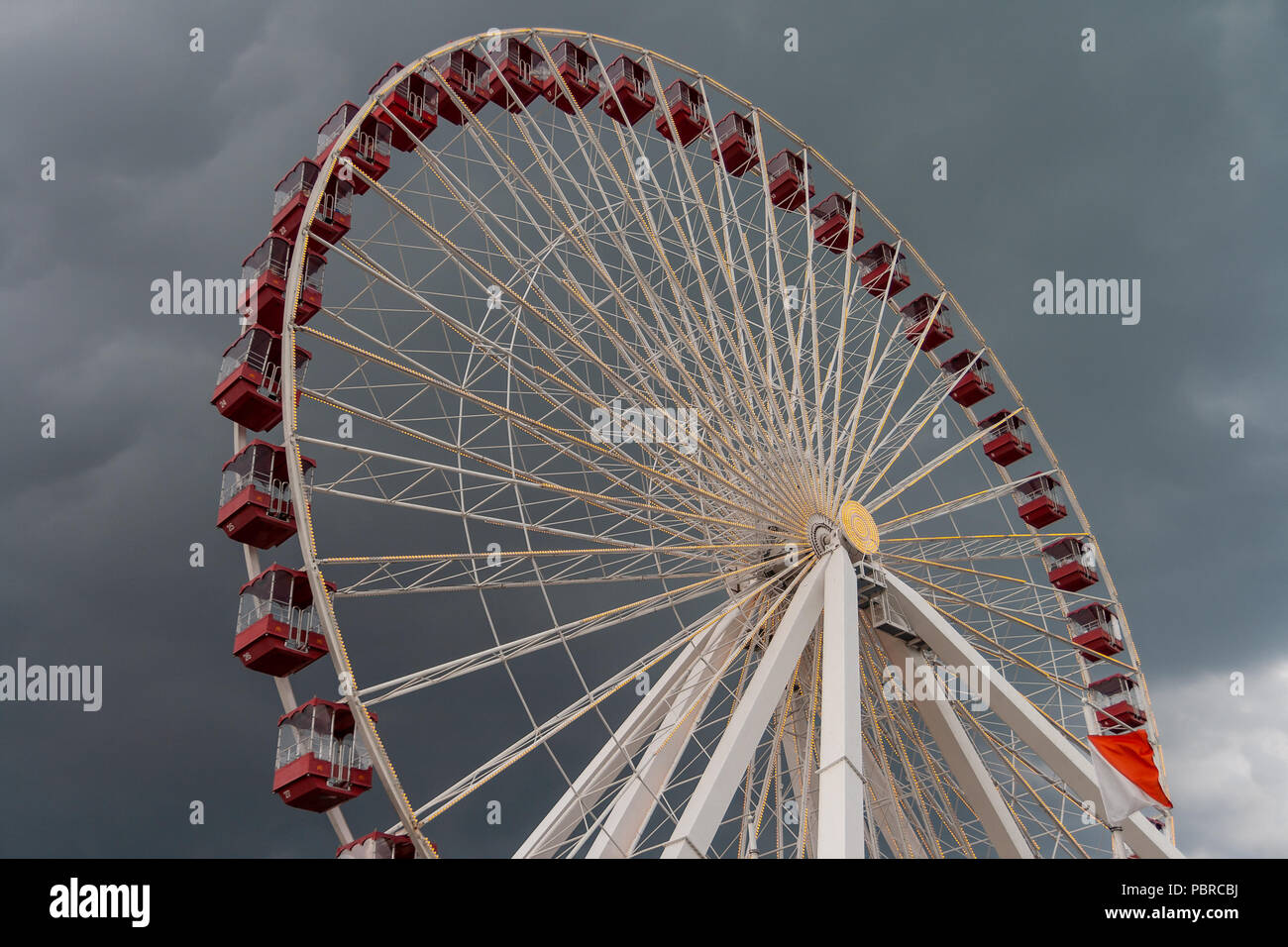 Das Riesenrad auf dem Navy Pier Chicago an einem stürmischen Tag im Sommer. Stockfoto
