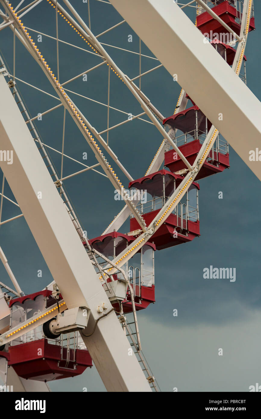 Detail von einem Riesenrad mit den roten Gondeln, USA. Vertikale. Stockfoto