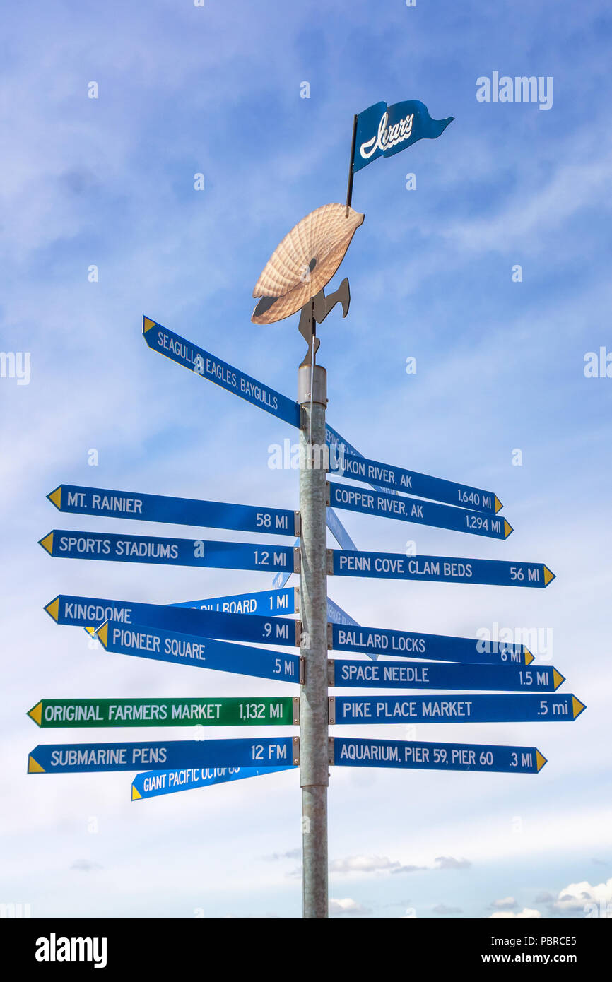 Hinweisschild post zeigt Entfernung in Meilen zu den wichtigsten Seattle Sehenswürdigkeiten Sehenswürdigkeiten Auf der Ivar Pier 54, WA, USA. Stockfoto