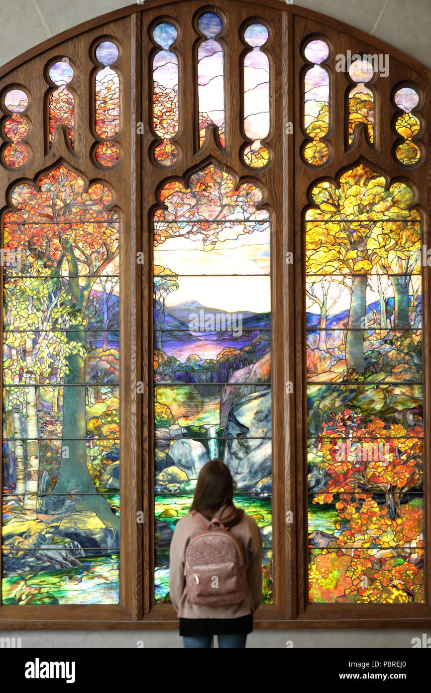 Mädchen vor Herbst Landschaft Glas Tiffany Studios Agnes F. Northrop  1923-1924 Geschenk der Robert W. De Forest, 1925 Stockfotografie - Alamy