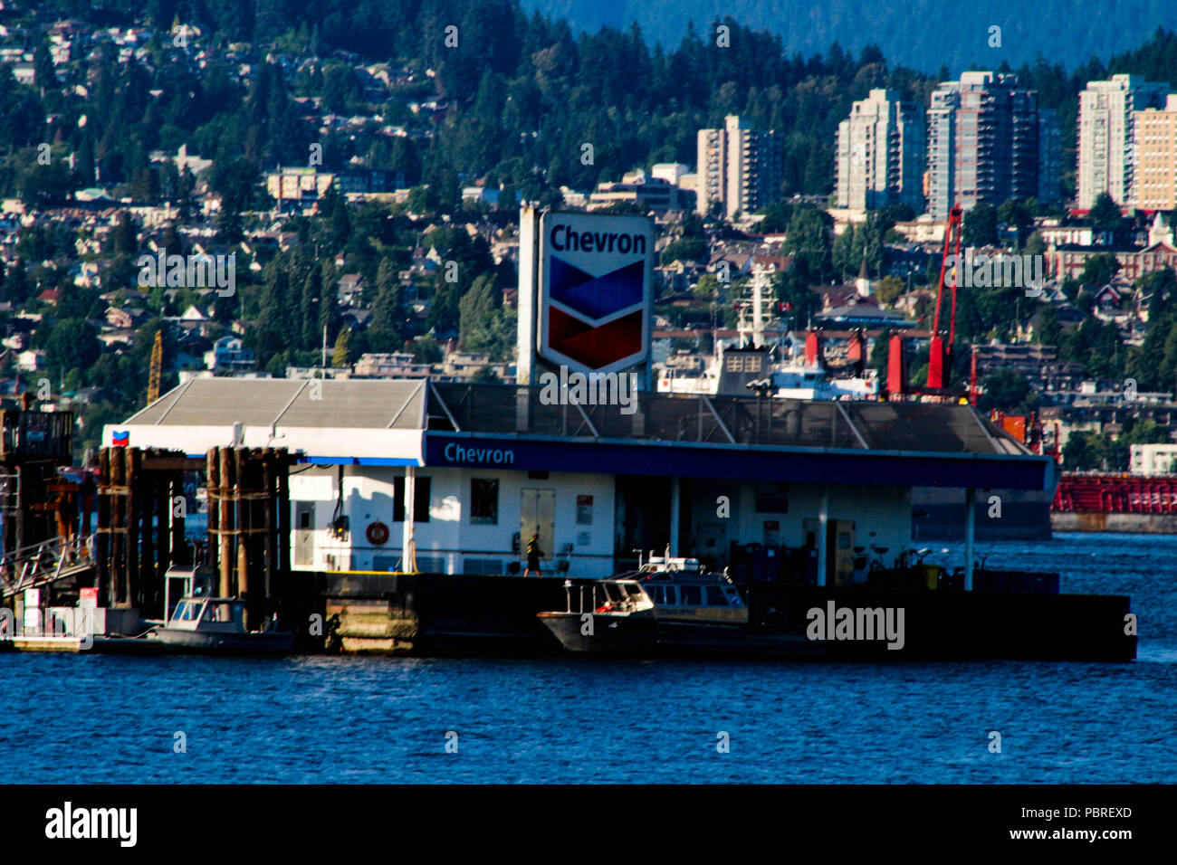 Downtown Vancouver, British Columbia, Kanada - 24. Juni 2018: Chevron Tankstelle in Coal Harbour bei Sonnenaufgang. Stockfoto