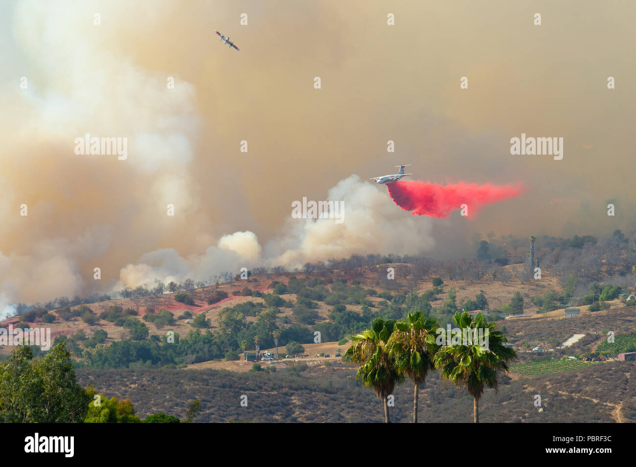 Fallbrook, Kalifornien, USA - 29. Juli 2018: CalFire Schlachten wildfire in der Nähe von Fallbrook, Kalifornien in San Diego County. Stockfoto