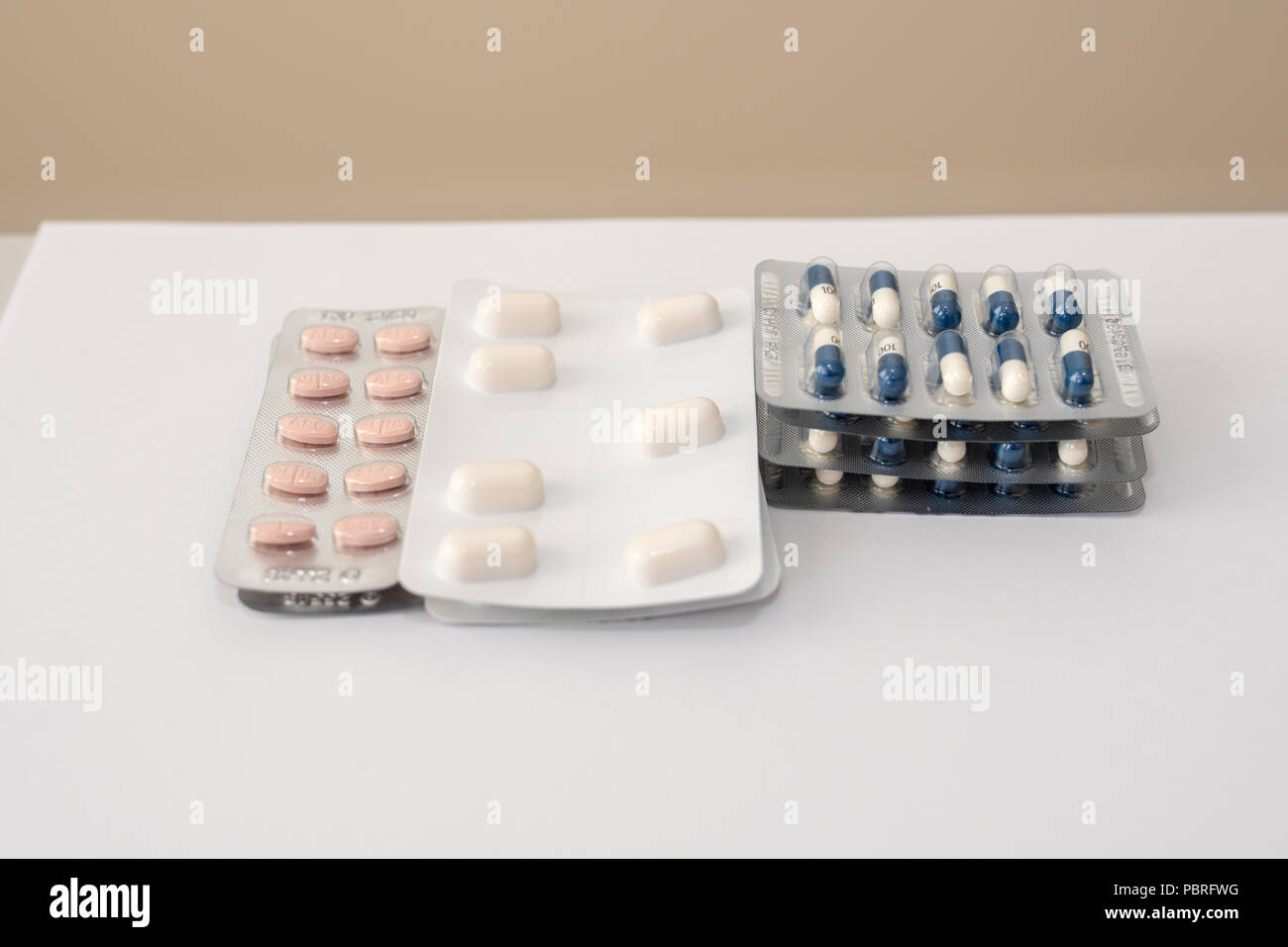 Mehrere Packungen verschreibungspflichtiger Medikamente in Blisterpackungen Stockfoto