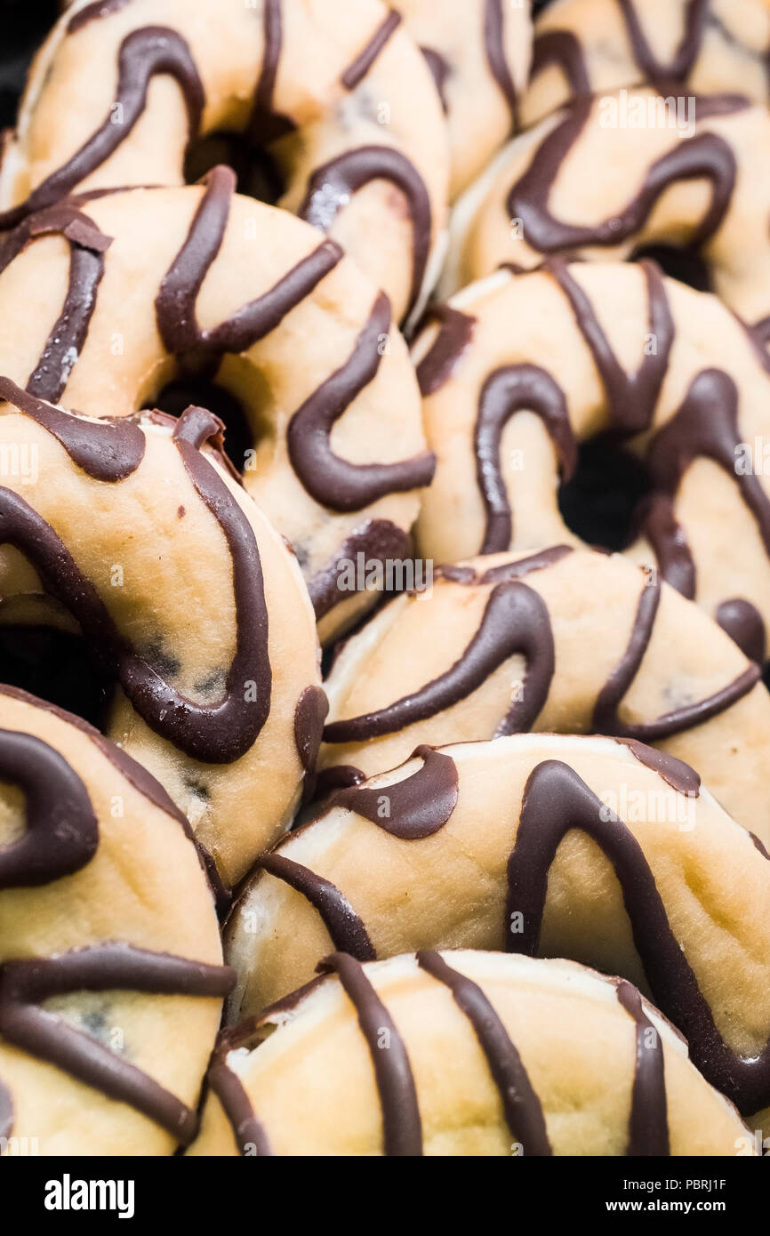 Viele leckere Süße Schokolade Donuts in der Bäckerei Stockfoto