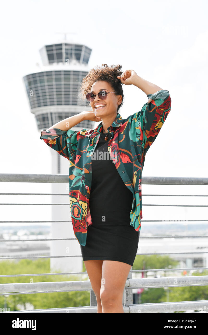 Junge Frau, Mode, fotoshooting am Flughafen München Stockfoto