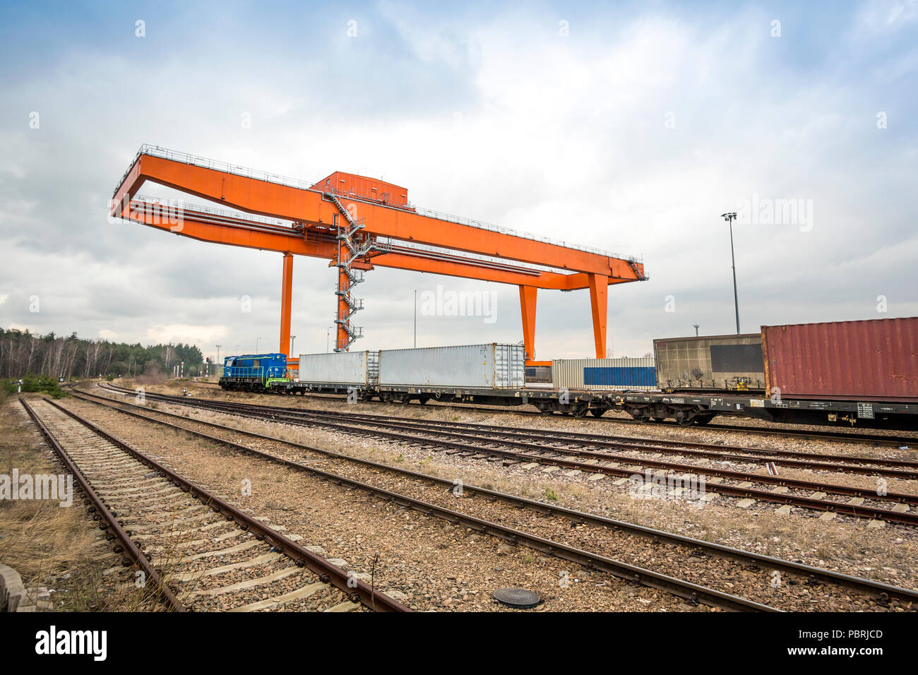 Cargo Rail Station mit riesigen industriellen Brückenkran auf dem Umschlag erforderlich Stockfoto