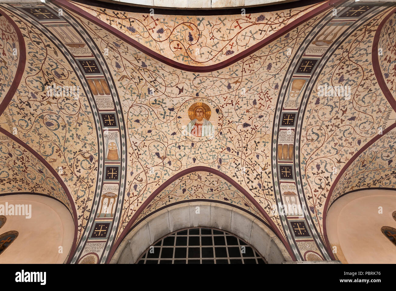 Die Fresken in den Arkaden, Eingang Ostseite, Friedhof Nordfriedhof, Ungererstr., München, Oberbayern, Bayern, Deutschland Stockfoto