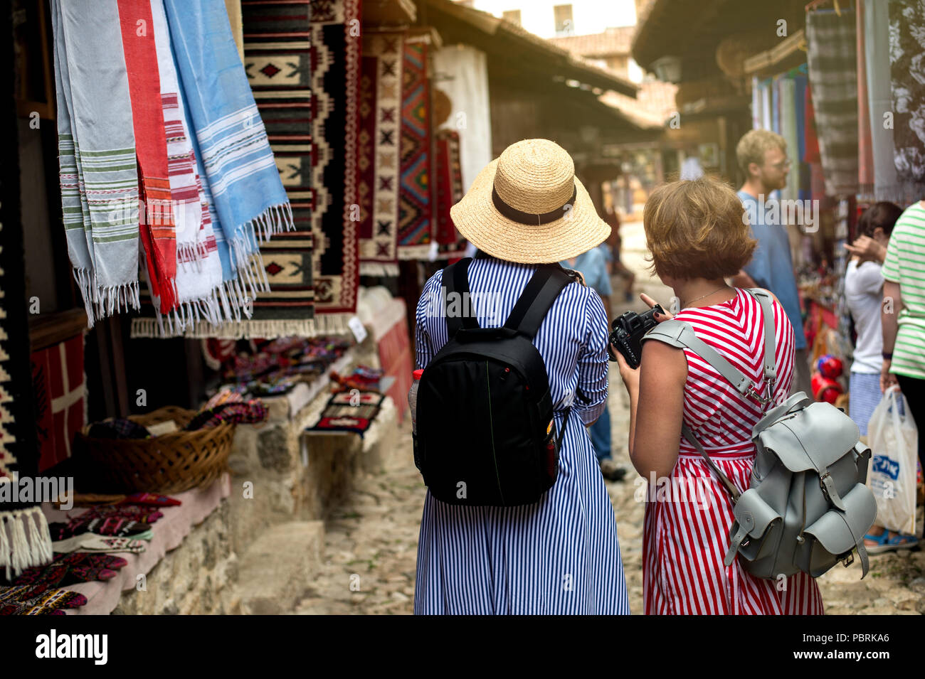 Puntarenas, Albanien - Juni 2018: Touristen an den traditionellen osmanischen Markt in Kruja. Stockfoto