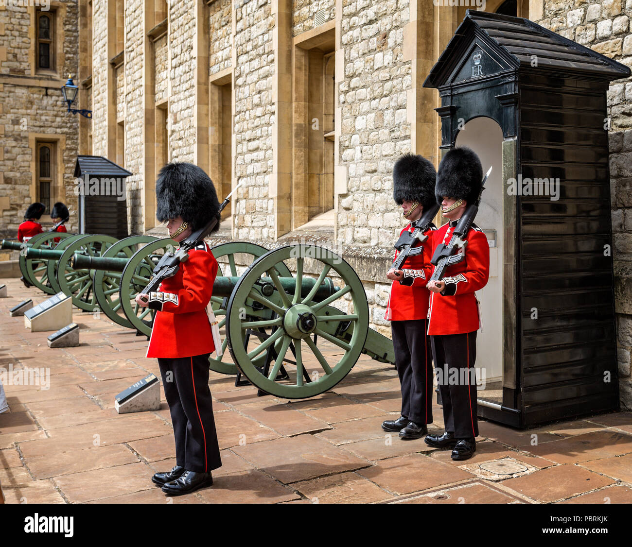 Gardisten in Bärenfellmütze Hüte im Tower of London, London, Großbritannien am 8. Juli 2017 getroffen Stockfoto