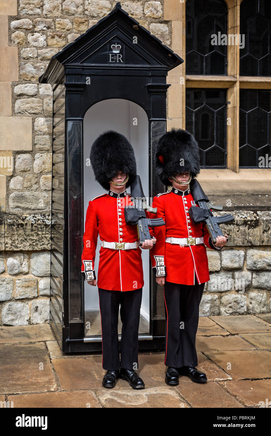 Paar Gardisten in Bärenfellmütze Hüte im Tower of London, London, Großbritannien am 8. Juli 2017 getroffen Stockfoto