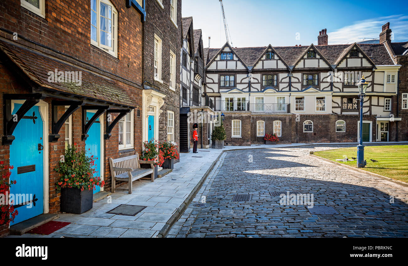 Scots Guards auf Sentry in Bärenfellmütze hat bei der Tower von London, London, Großbritannien, am 8. Juli 2017 getroffen Stockfoto