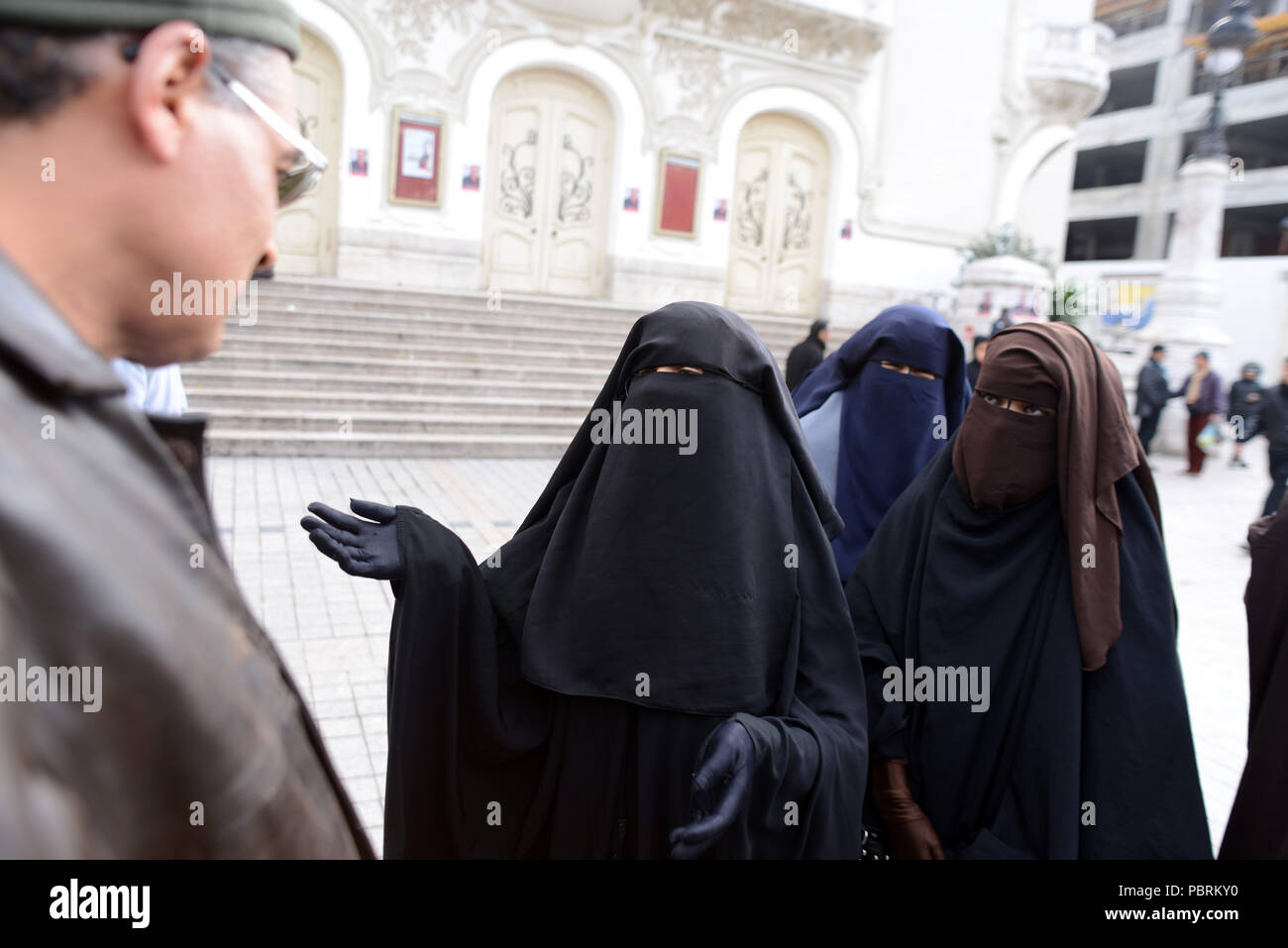 Februar 15, 2013 - Tunis, Tunesien: Salafi islamistischen Frauen in Niqab argumentieren mit einem Mann vor Tunis Nationaltheater, ein Ort, wo politische Demonstrationen in der Regel gehalten werden. Des Tunisiennes wichtige le Voile integral se disputent avec un homme eine Tunis. *** Frankreich/KEINE VERKÄUFE IN DEN FRANZÖSISCHEN MEDIEN *** Stockfoto