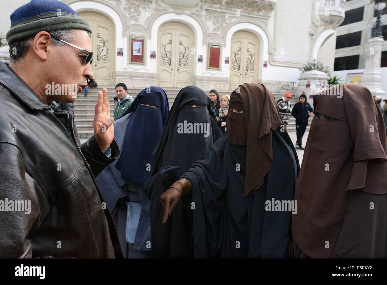 Februar 15, 2013 - Tunis, Tunesien: Salafi islamistischen Frauen in Niqab argumentieren mit einem Mann vor Tunis Nationaltheater, ein Ort, wo politische Demonstrationen in der Regel gehalten werden. Des Tunisiennes wichtige le Voile integral se disputent avec un homme eine Tunis. *** Frankreich/KEINE VERKÄUFE IN DEN FRANZÖSISCHEN MEDIEN *** Stockfoto