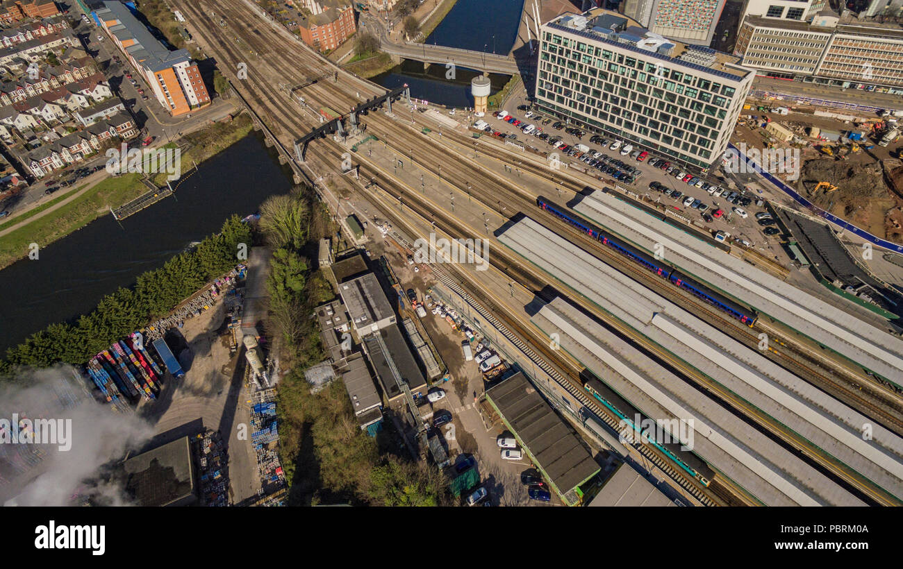 Aus der Vogelperspektive über den Hauptbahnhof Cardiff, den Central Square und die Stadt dahinter Stockfoto