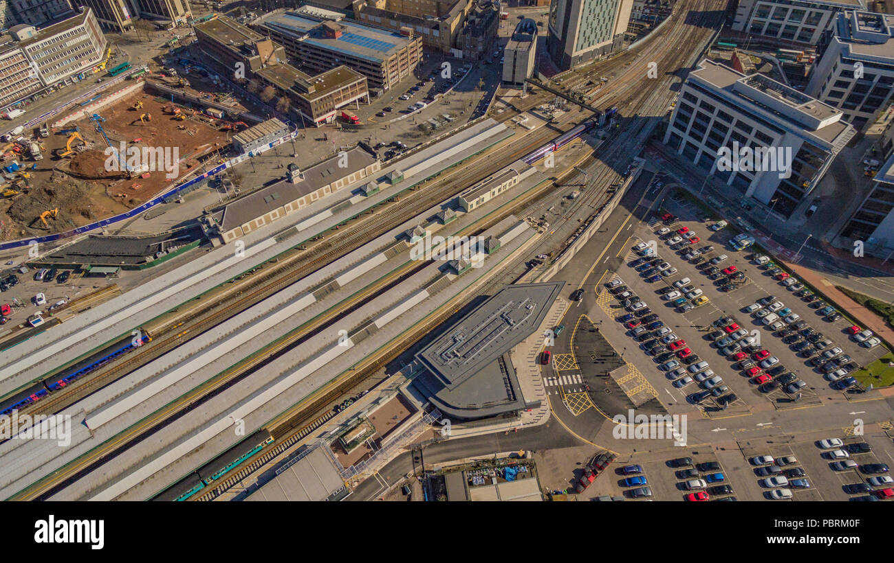 Aus der Vogelperspektive über den Hauptbahnhof Cardiff, den Central Square und die Stadt dahinter Stockfoto