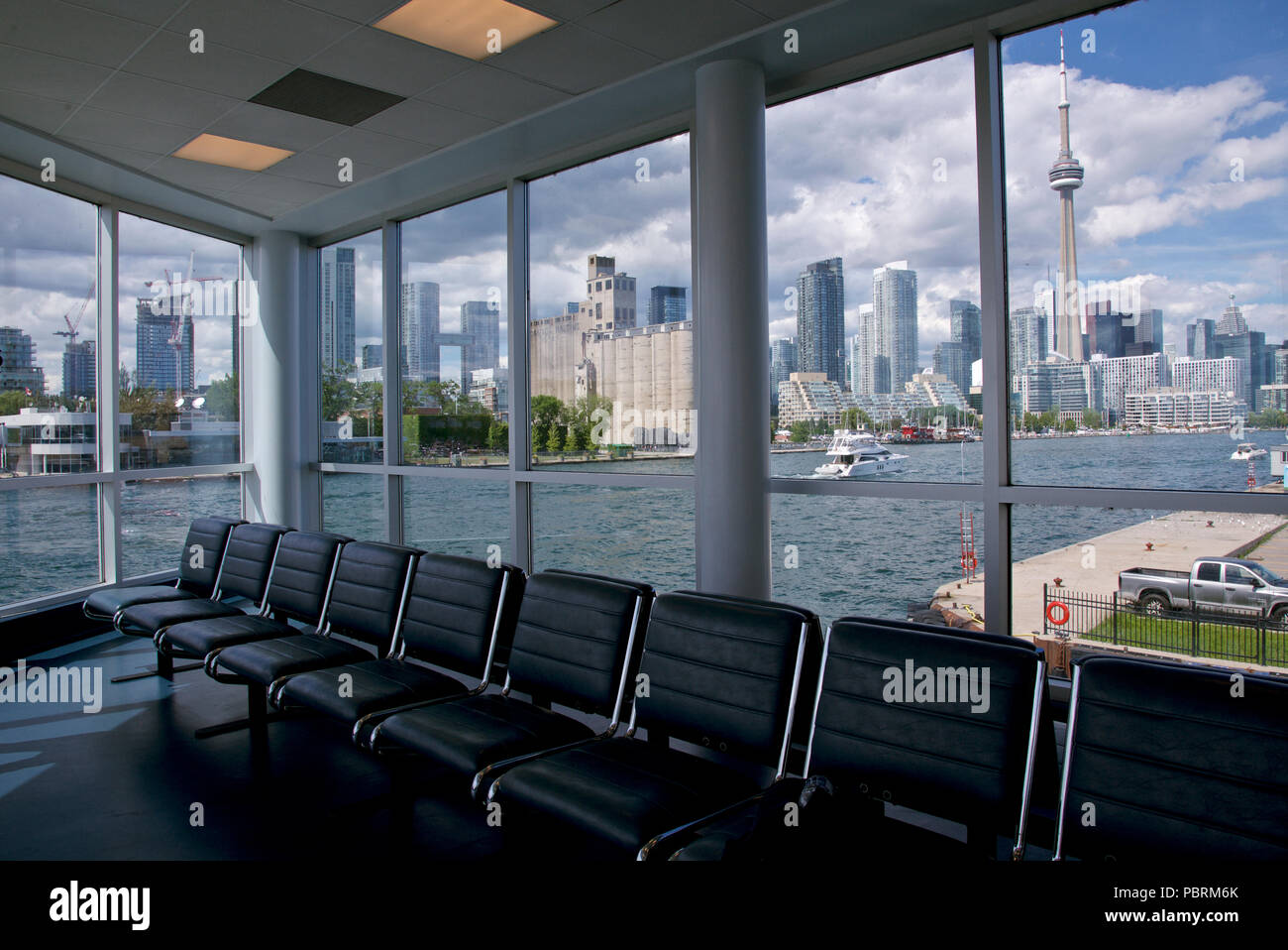 Blick auf die Stadt Toronto durch das Fenster des Billy Bishop Toronto City Airport Terminal Stockfoto