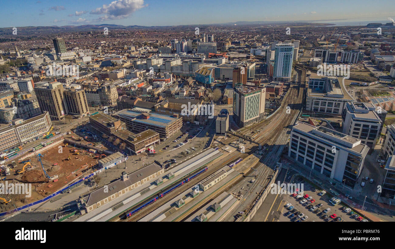 Aus der Vogelperspektive über den Hauptbahnhof Cardiff, den Central Square und die Stadt dahinter Stockfoto