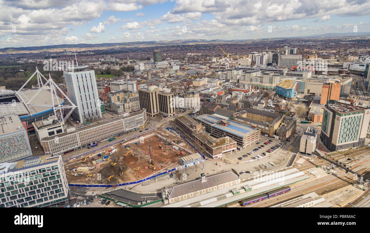 Aus der Vogelperspektive über den Hauptbahnhof Cardiff, den Central Square und die Stadt dahinter Stockfoto