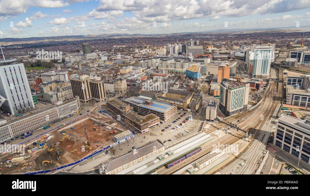 Aus der Vogelperspektive über den Hauptbahnhof Cardiff, den Central Square und die Stadt dahinter Stockfoto
