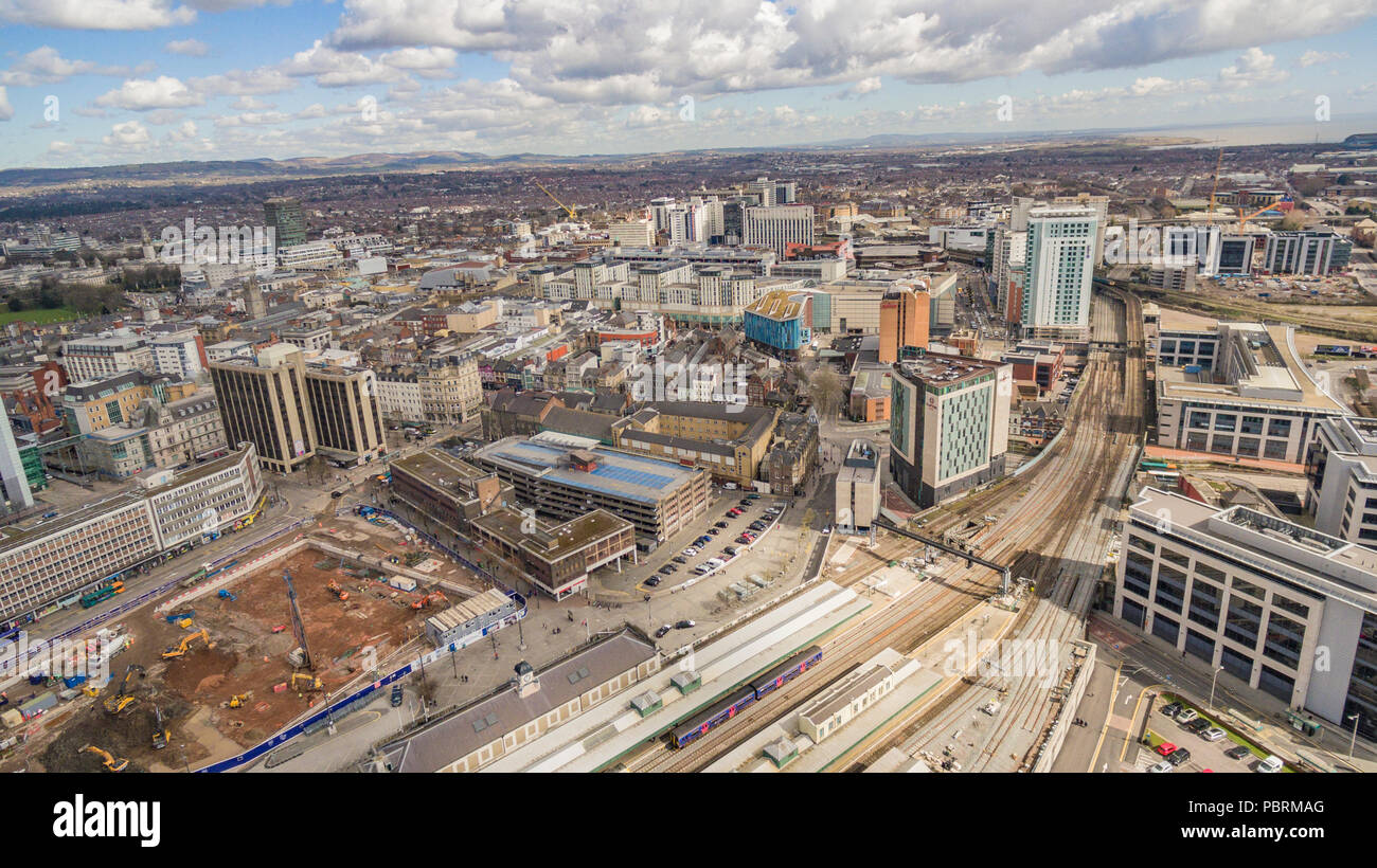 Aus der Vogelperspektive über den Hauptbahnhof Cardiff, den Central Square und die Stadt dahinter Stockfoto