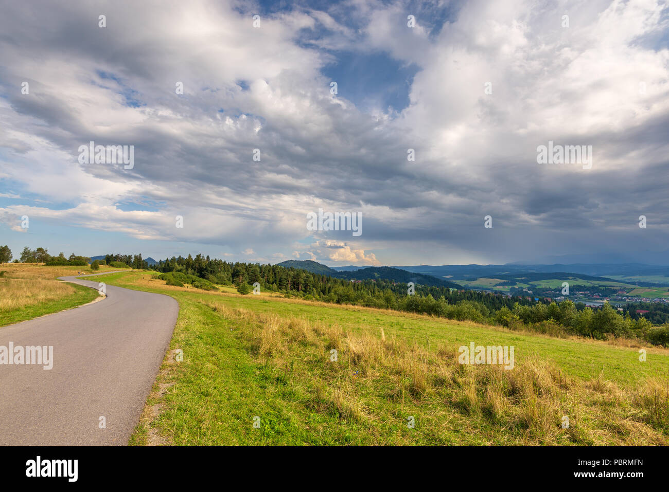Ländliche Landschaft. Felder, die Berge und die Wolken am Himmel. Nationalpark Pieniny. Malopolska, Polen. Stockfoto