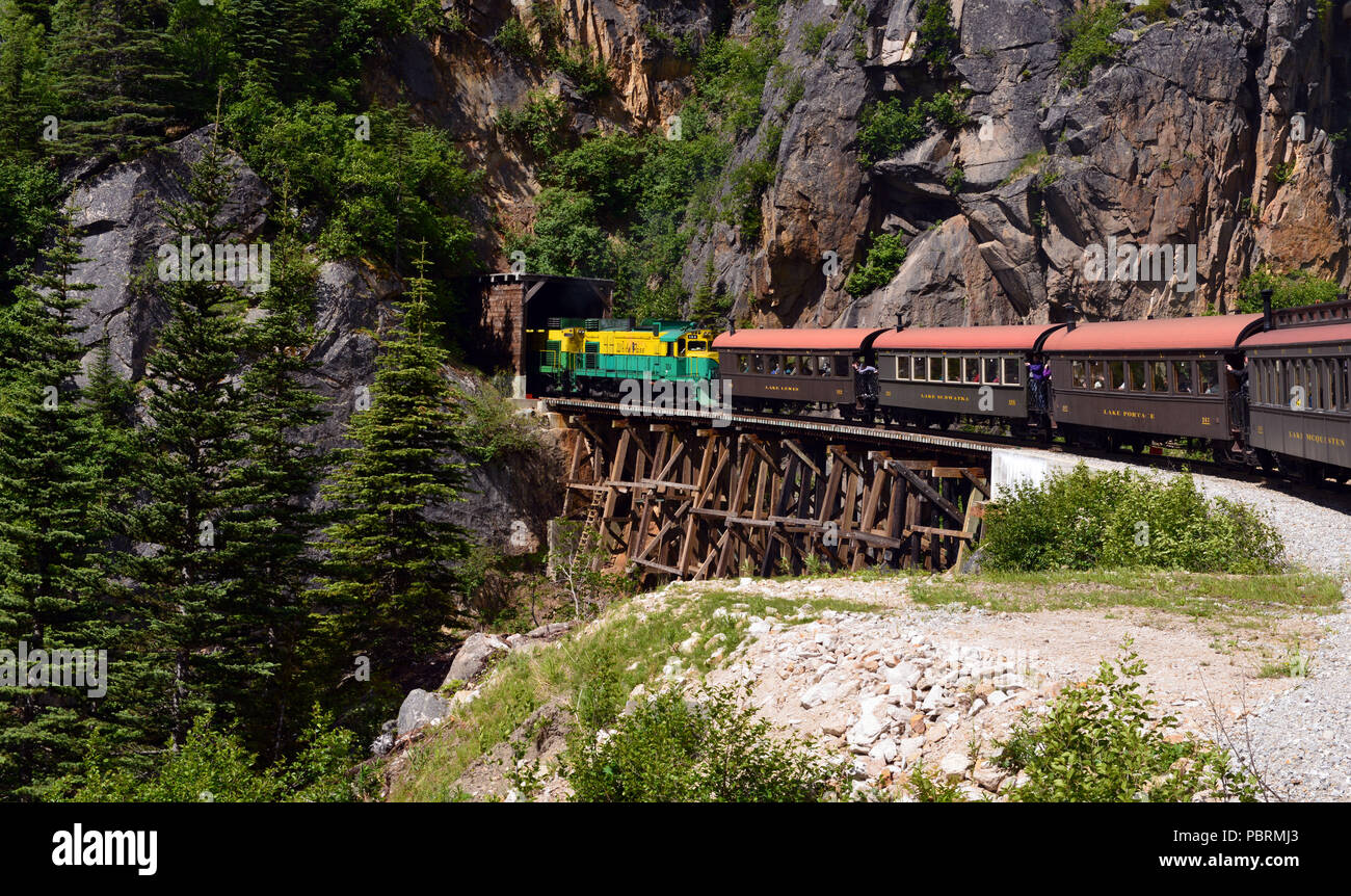 Ein Zug Motor zieht vintage Wagen über einen Bock Brücke auf dem Weg von Skagway, Alaska auf den Gipfel des White Pass - ein 2.885 Fuß Höhe Stockfoto