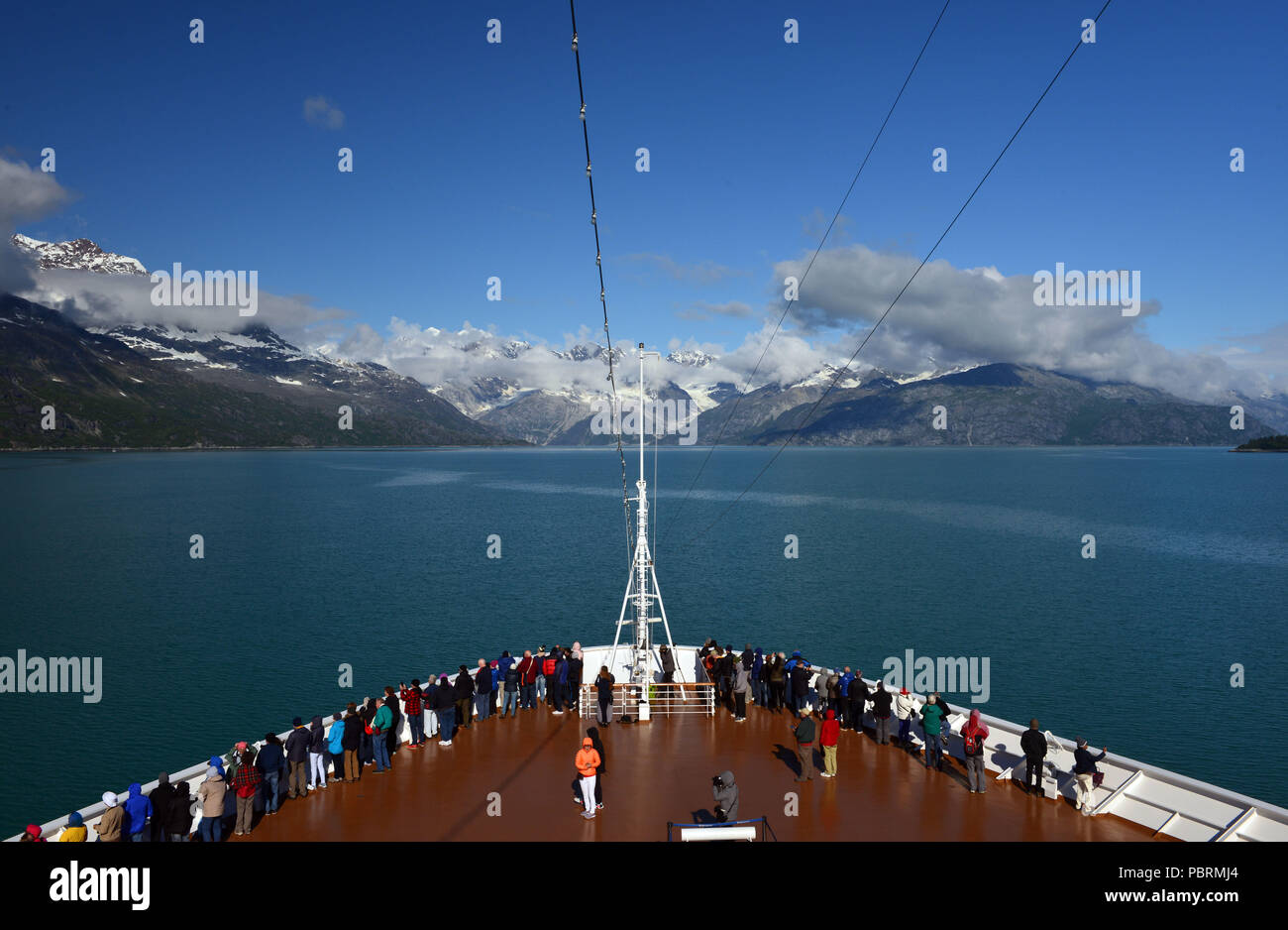 Passagiere Blick vom Bug des Holland America Line Kreuzfahrt Schiff Volendam, wie sie Kreuzfahrten Glacier Bay National Park, Alaska, USA Stockfoto