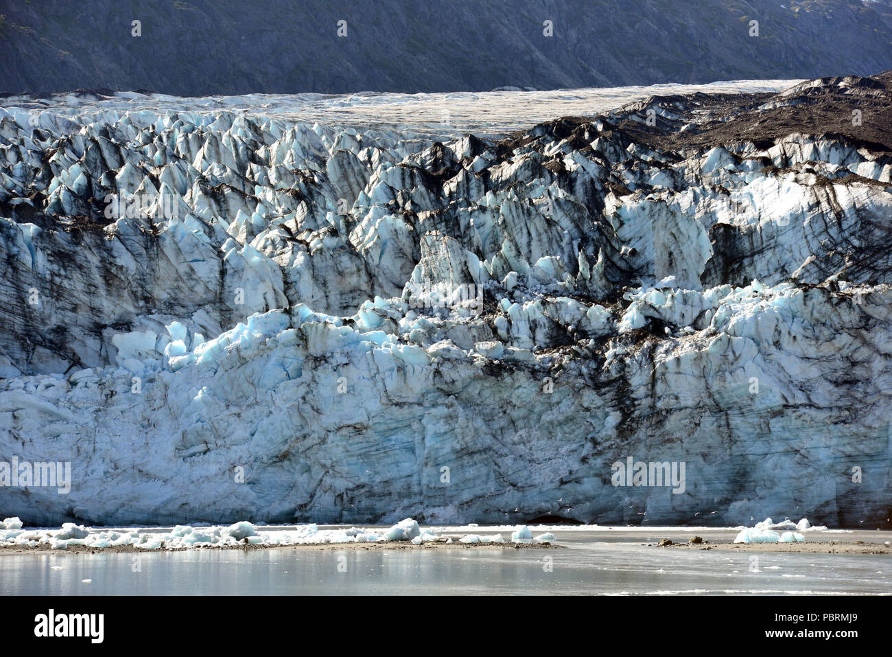 Ansicht der Lamplugh Glacier aus Holland America Line Kreuzfahrt Schiff Volendam, wie sie Kreuzfahrten Glacier Bay National Park, Alaska, USA. Stockfoto