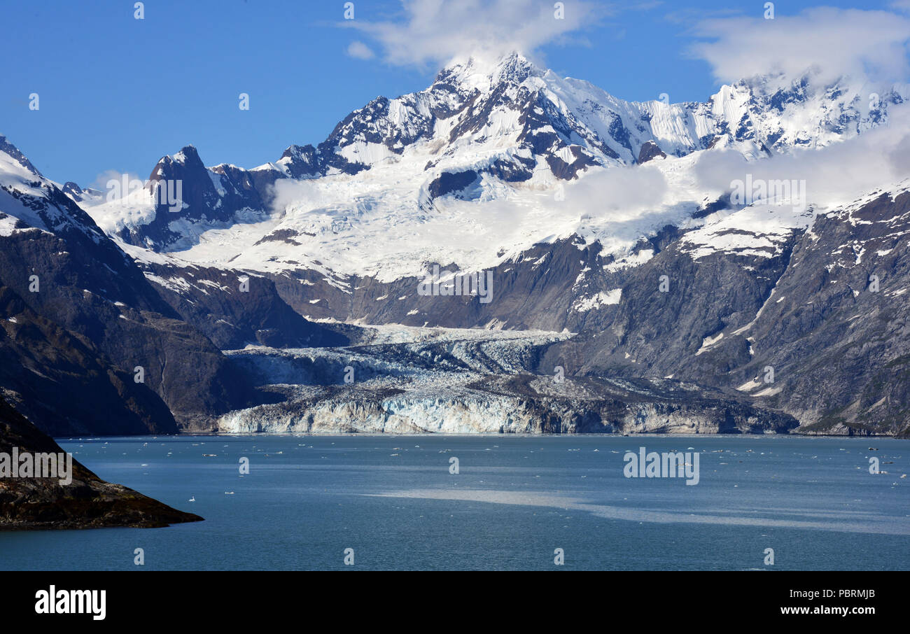 Ansicht des John Hopkins Glacier aus Holland America Line Kreuzfahrt Schiff Volendam, wie sie Kreuzfahrten Glacier Bay National Park, Alaska, USA. Stockfoto