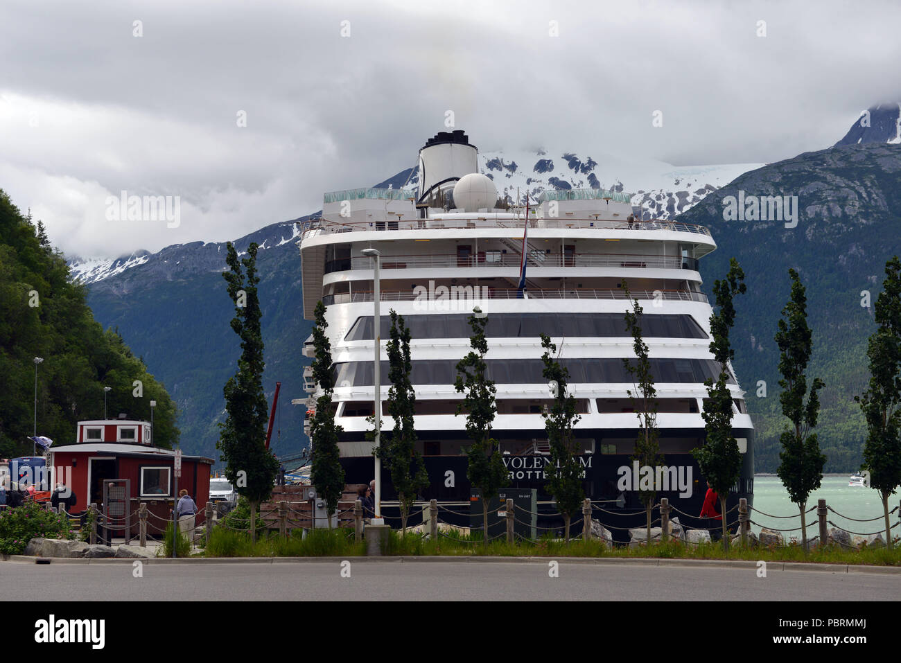 Holland America Line Kreuzfahrt Schiff Volendam günstig in Skagway, Alaska, USA während der Kreuzfahrt in Alaska Inside Passage. Stockfoto