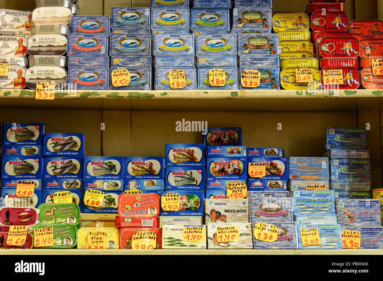 Eine farbige Darstellung verschiedener Fischkonserven Kabeljau Thunfisch Sardinen in den Regalen eines portugiesischen Store Stockfoto