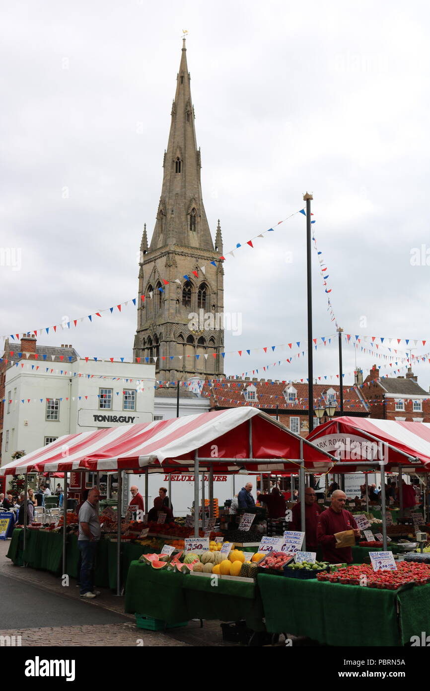 Newark-on-Trent Markt mit Newark Kathedrale im Hintergrund Stockfoto