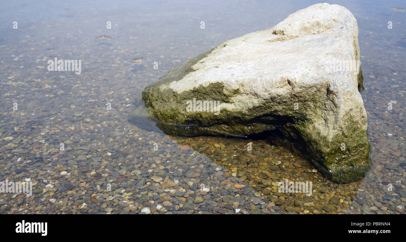 Einsame Stein in Wasser Stockfoto
