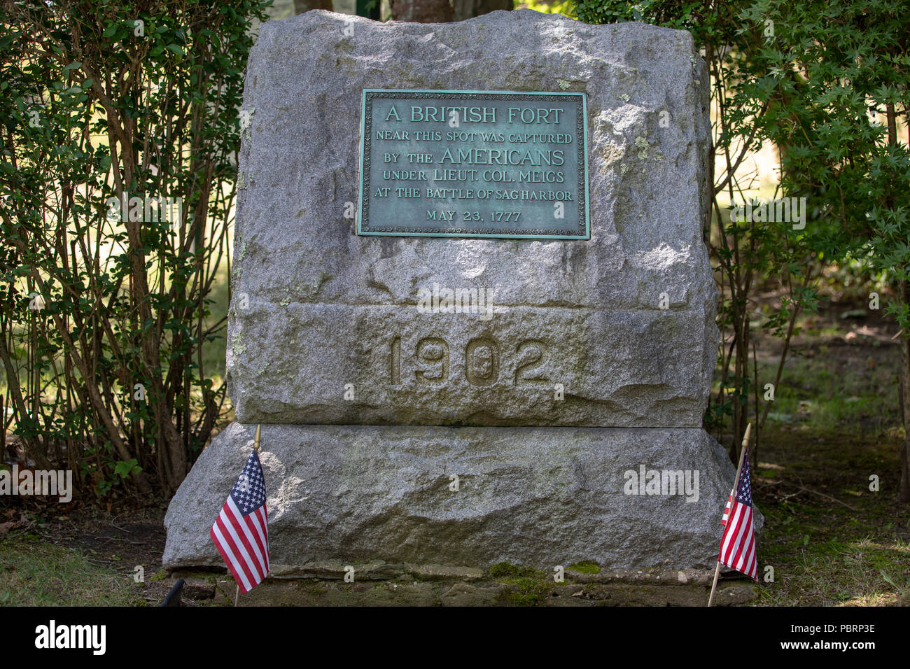 Denkmal von 1902 für einen britischen Fort in der Nähe dieser Stelle wurde von den Amerikanern im Rahmen Lieut erfasst. Oberst Meigs in der Schlacht von Sag Harbour, 23. Mai 1777. Stockfoto