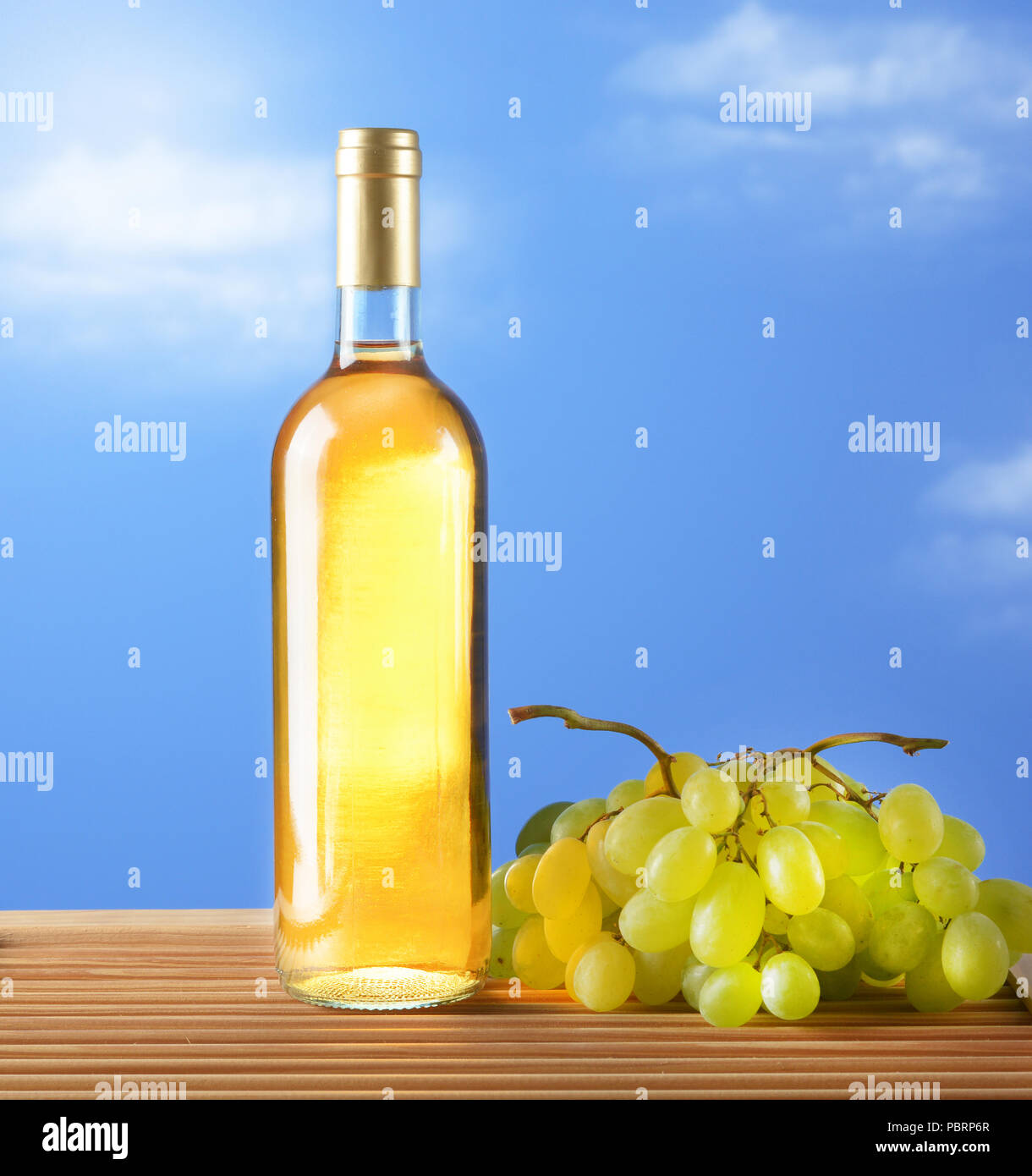 Flasche Wein und Traube - blauer Himmel - Nahaufnahme Stockfoto
