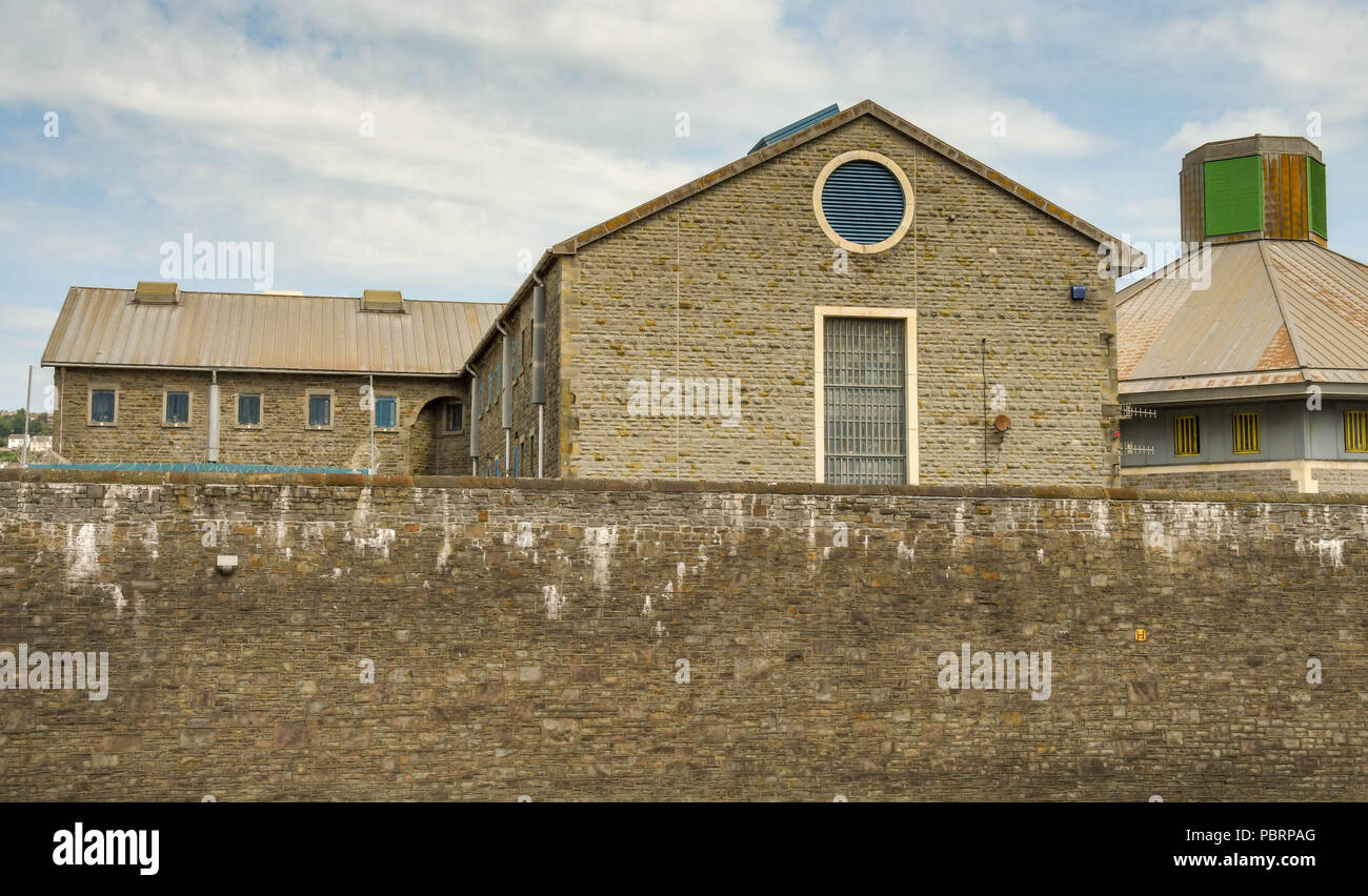 Weitwinkelaufnahme der Gebäude und die hohen Mauer des HM Gefängnis Swansea Stockfoto