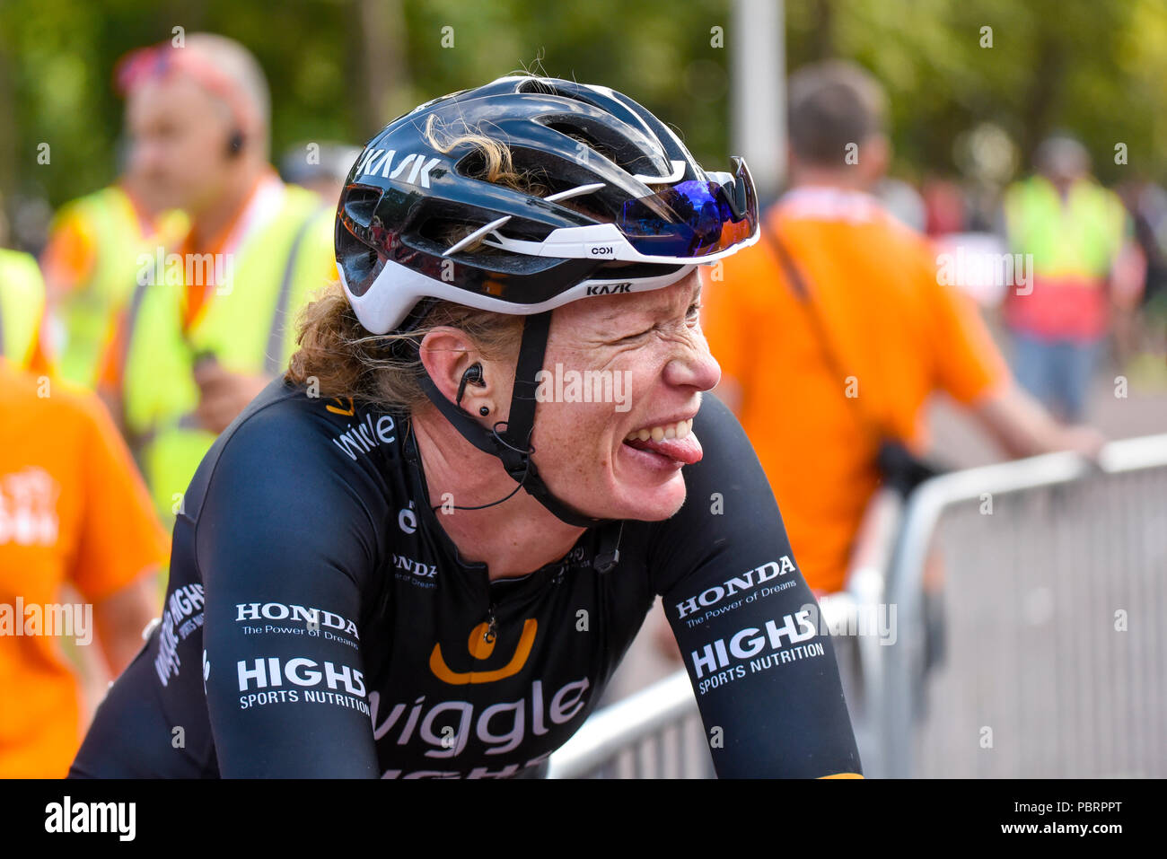 Kirsten Wild vom Team Wiggle High5 nach dem Sieg beim Prudential RideLondon Classique Damen-Radrennen 2018 Stockfoto