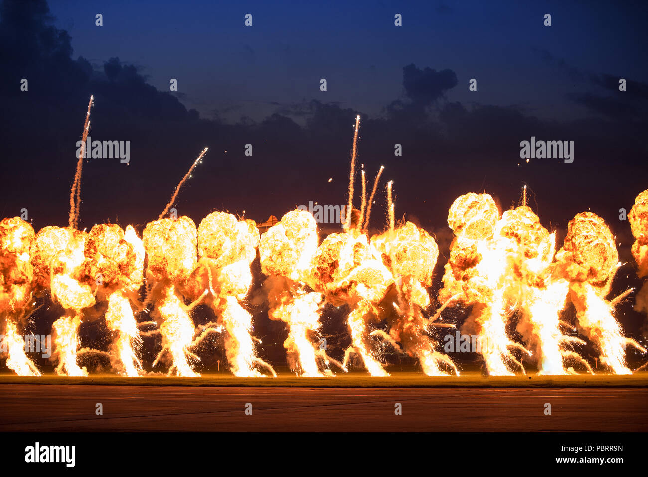 Airshow Demonstrationen mit hoch explosiven Feuer blasts Stockfoto
