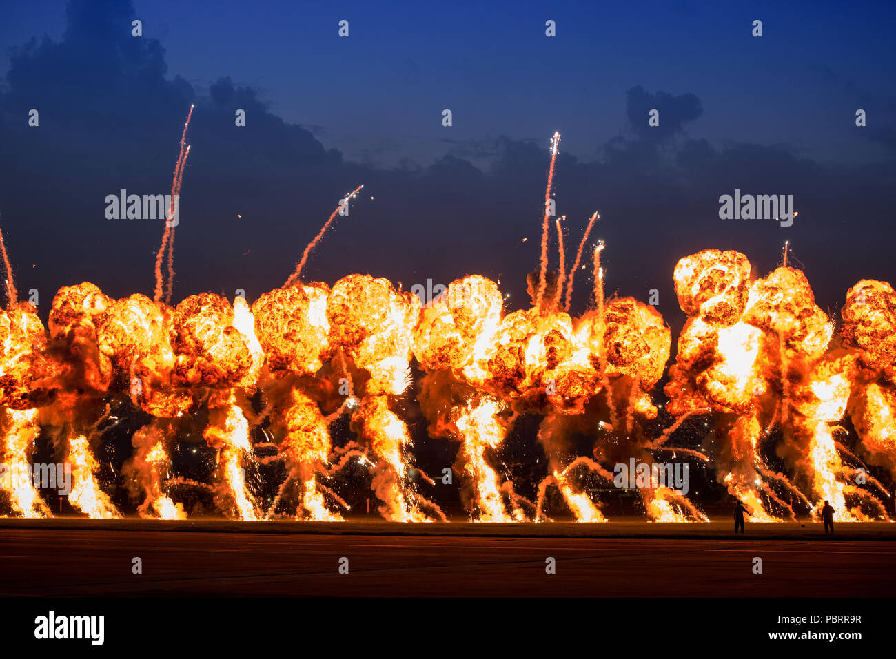 Airshow Demonstrationen mit hoch explosiven Feuer blasts Stockfoto