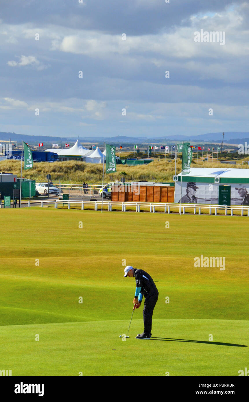 Ein Konkurrent auf den Old Course in St Andrews, Fife, Schottland an der Senior Open Championship Turnier. 2018. Stockfoto Ein Konkurrent auf den Old Course in St Andrews, Fife, Schottland an der Senior Open Championship Turnier. 2018. Stockfoto
