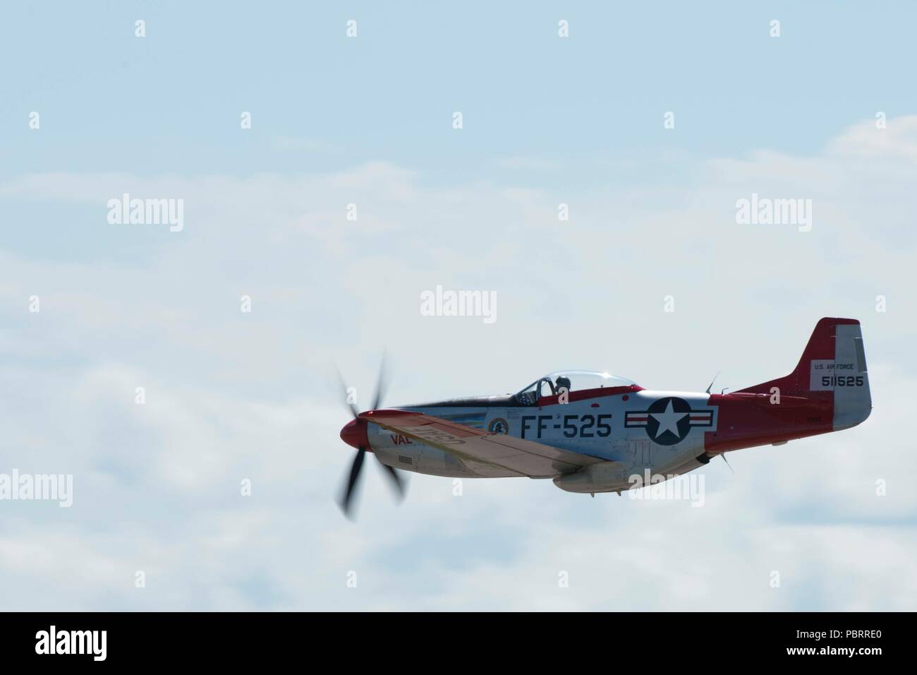 Greg 'B.A.' Anders, Air Force Heritage Flight Foundation P-5-1Mustange Pilot, der sein Flugzeug fliegt, "Val-Halla" während der kalten See Air Show in Canadian Forces Base kalten See, Kanada, 20. Juli 2018. Anders ist ein Mission - qualifiziert und ein Fluglehrer für die F-15E Strike Eagle und B-52 Stratofortress. Stockfoto