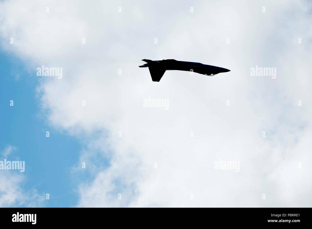 Us Air Force Maj. Paul "Loco" Lopez, F-22 Raptor Demonstration Team Commander/Pilot, führt eine Demonstration am Canadian Forces Base kalten See, Kanada, 21. Juli 2018. Die Raptor Leistung war die Dachverkleidung Akt der kalten See Air Show. Stockfoto