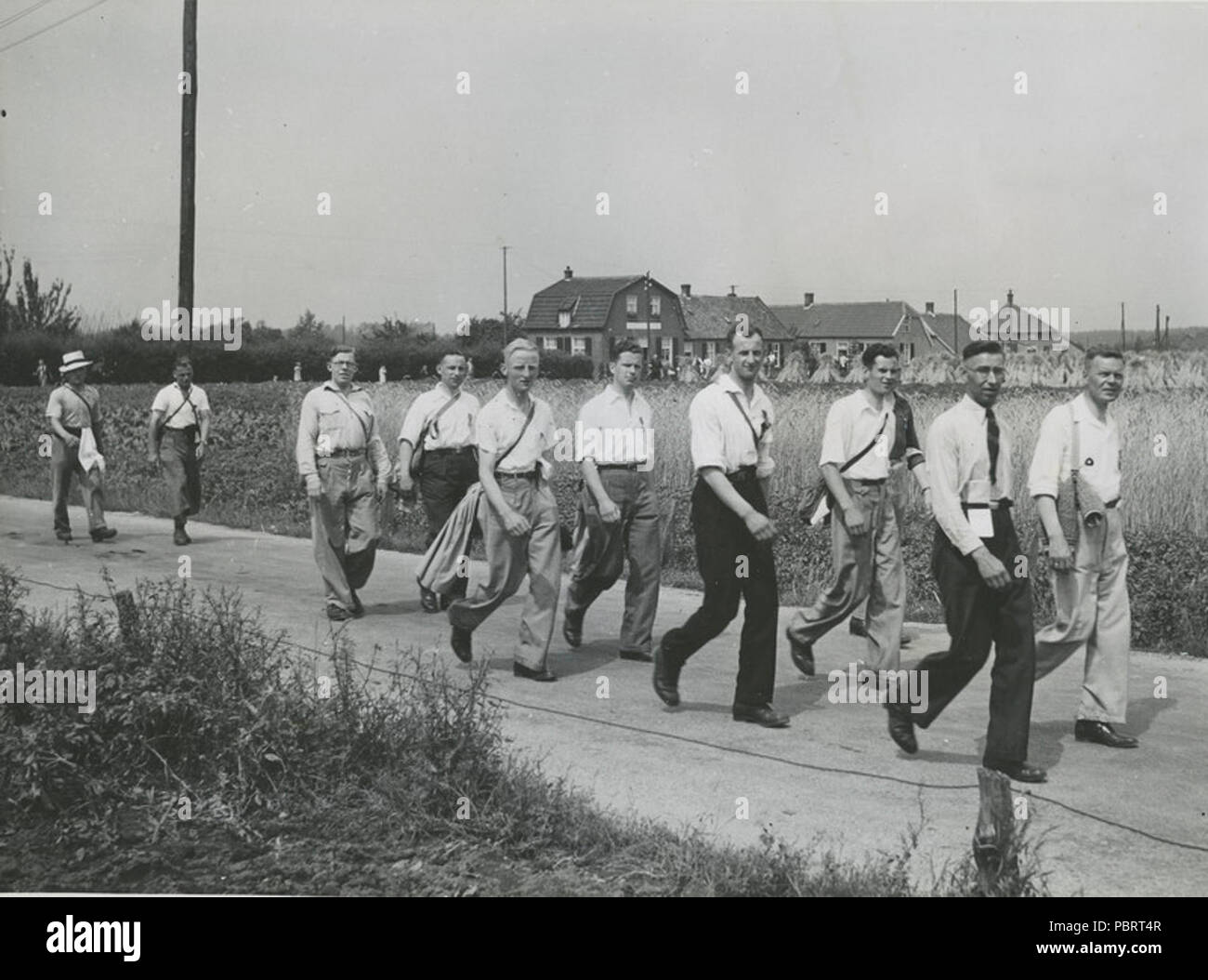 Acht Arnhemsche deelnemers' op het Parcours van 55 km Op De Tweede dag van de 29 - F - 40996 KNBLO. Stockfoto