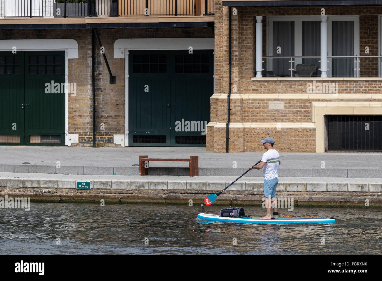 WINDSOR, Maidenhead und Windsor/UK - Juli 22: Mann paddleboarding der Themse in Windsor, Maidenhead und Windsor am 22. Juli 2018. Ein unbekannter Mann Stockfoto