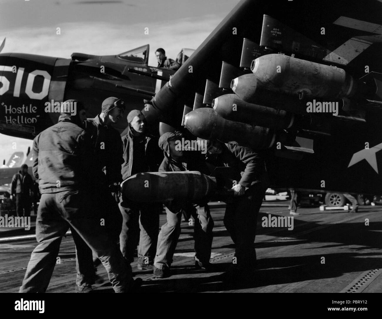 AD-4 Bombe Laden 1952. Träger Segler laden AD Skyraider mit einer Last des Todes für NK militärische Ziele. Stockfoto
