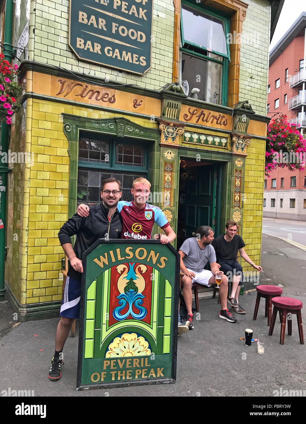 Neue lackiert pub Schild kommt an Peveril des Peak, 127 Great Bridgewater Street, Manchester, England, Großbritannien, M1 5JQ Stockfoto