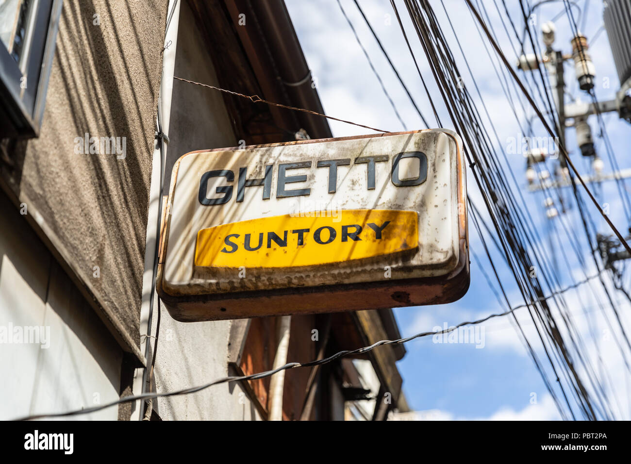 Ghetto/Suntory Schild; Golden Gai, Shinjuku, Tokyo, Japan Stockfoto